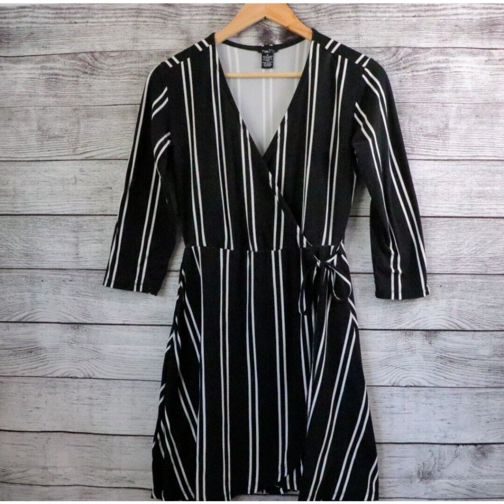 Rue 21 Medium Black/White Striped Tie Knot 3/4 Sleeve Dress Clean